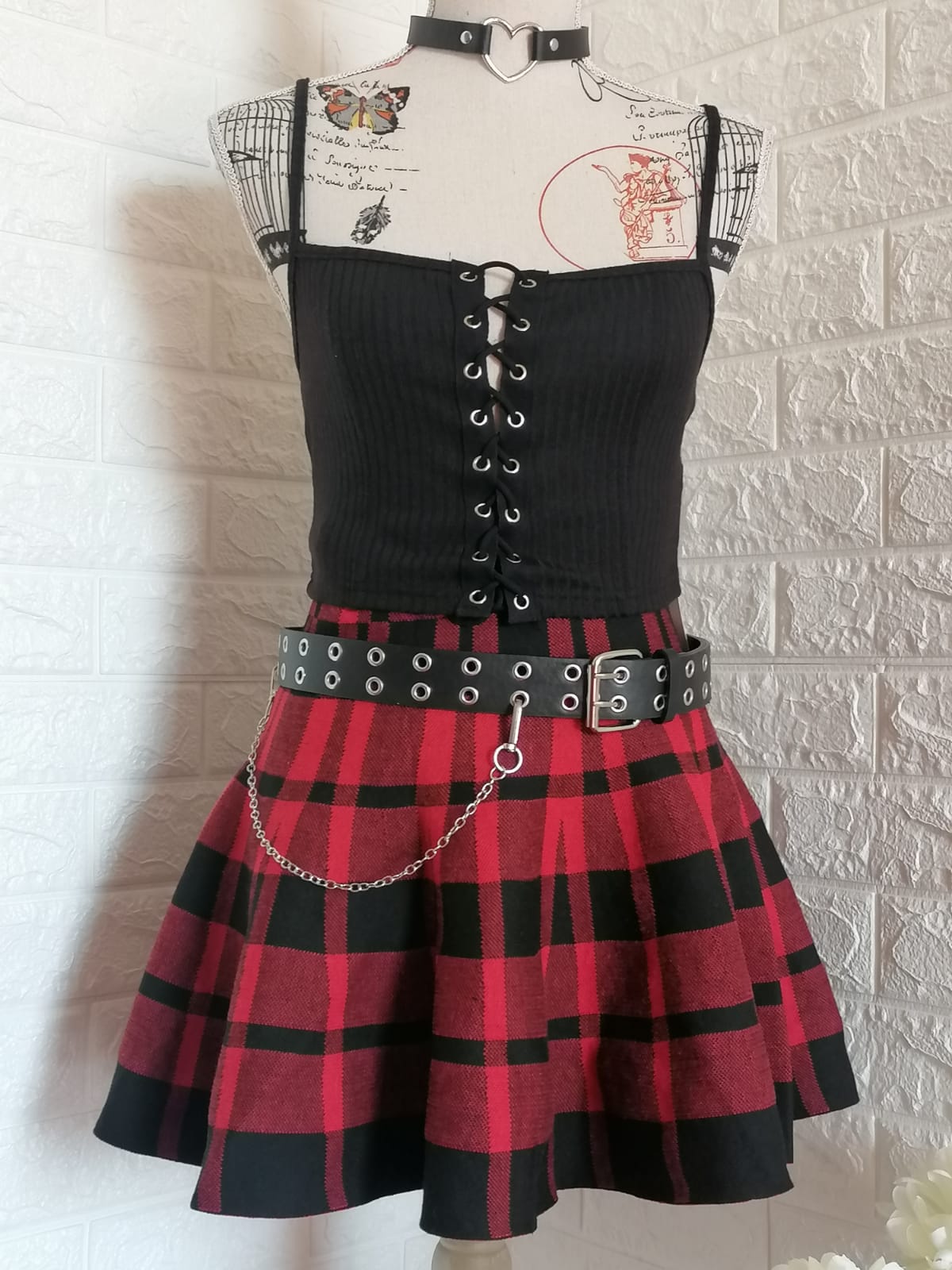Combo Falda Cuadrille, Guante, panty de red y bucanera la Promo ideal para ti