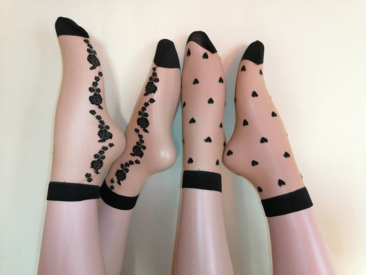 Calcetines transparente de corazón, flores y satinados en azul, plomo, blanco y piel